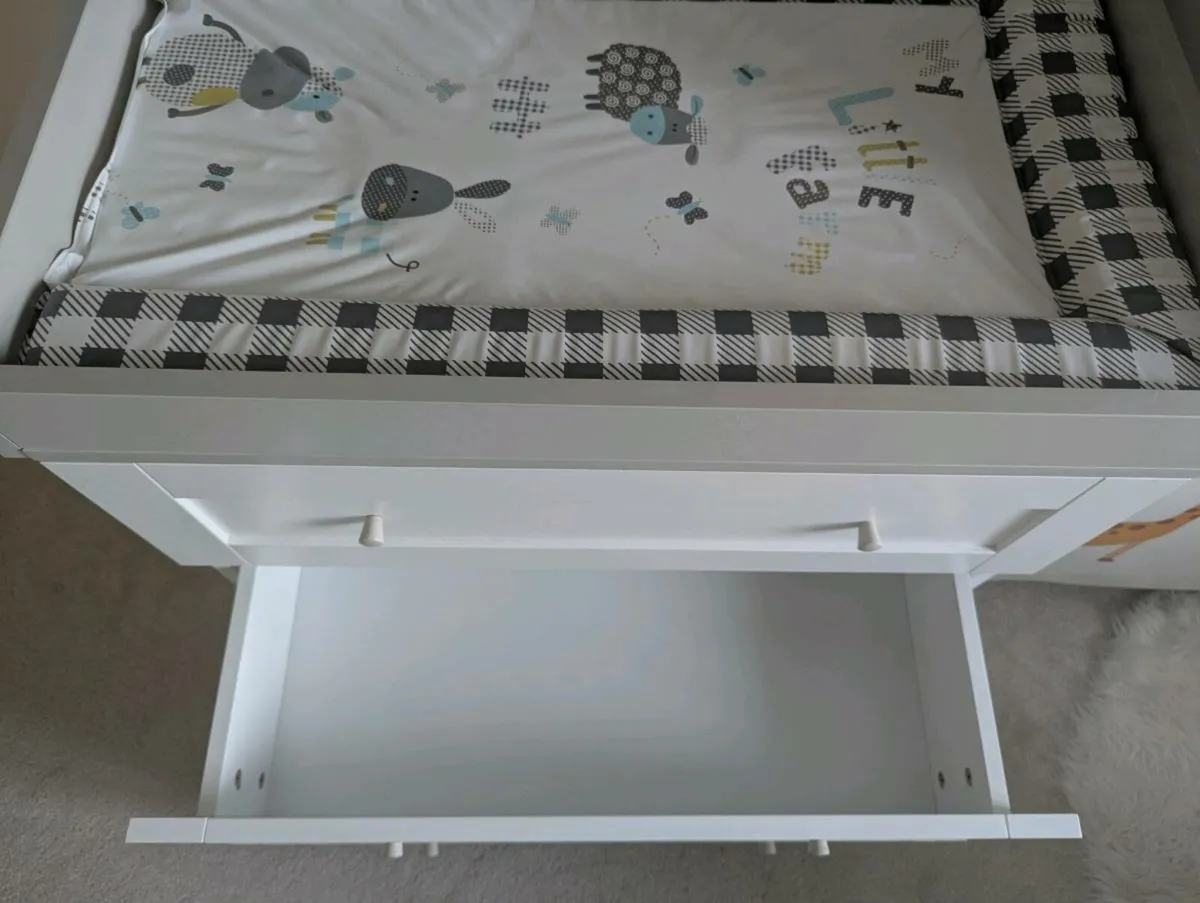 Changing table chest of drawers - Image 2