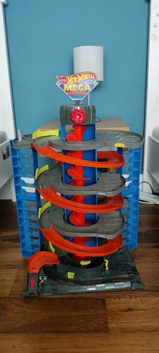 Hot wheels car track - Image 1