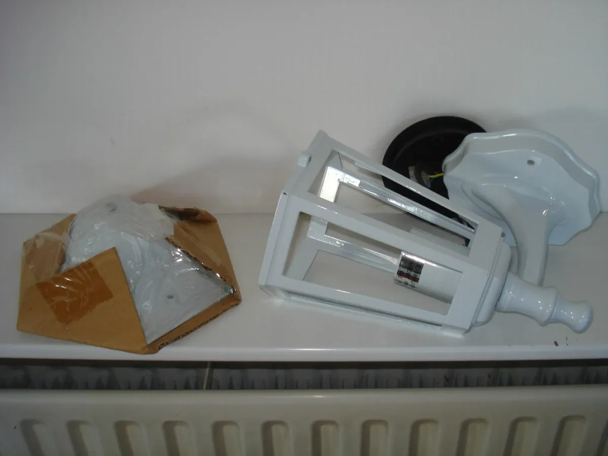 NEW WALL MOUNTED ALUMINIUM LANTERN. - Image 1