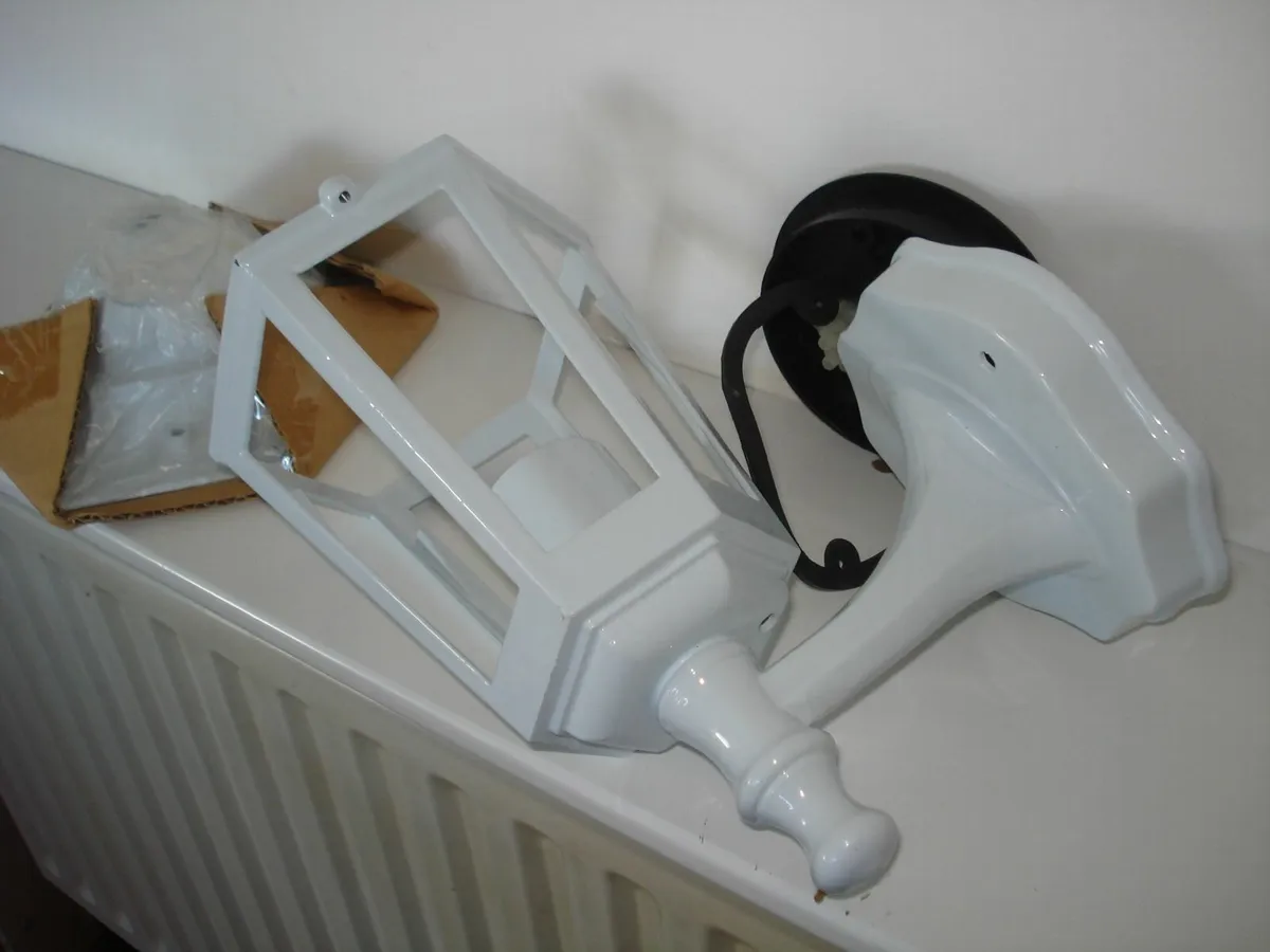 NEW WALL MOUNTED ALUMINIUM LANTERN. - Image 2