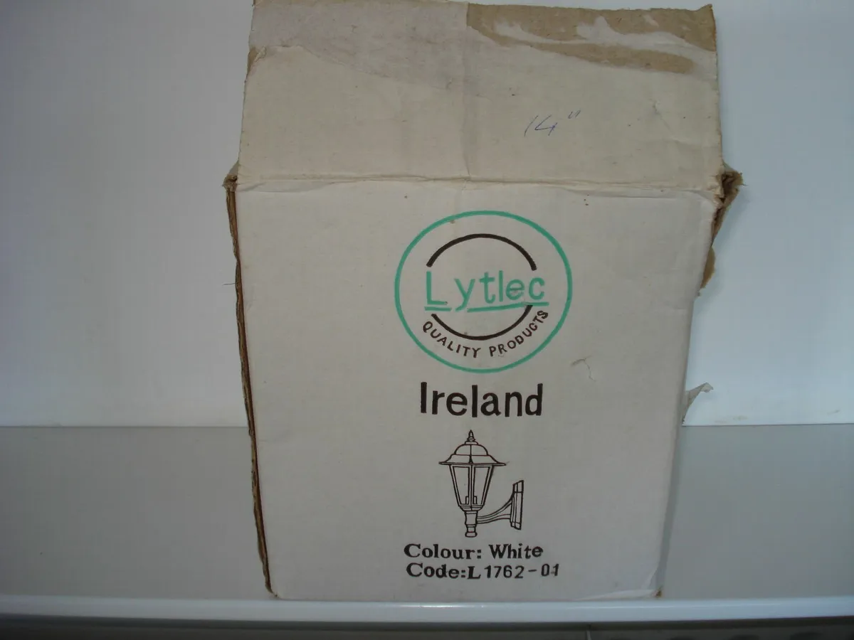 NEW WALL MOUNTED ALUMINIUM LANTERN. - Image 3