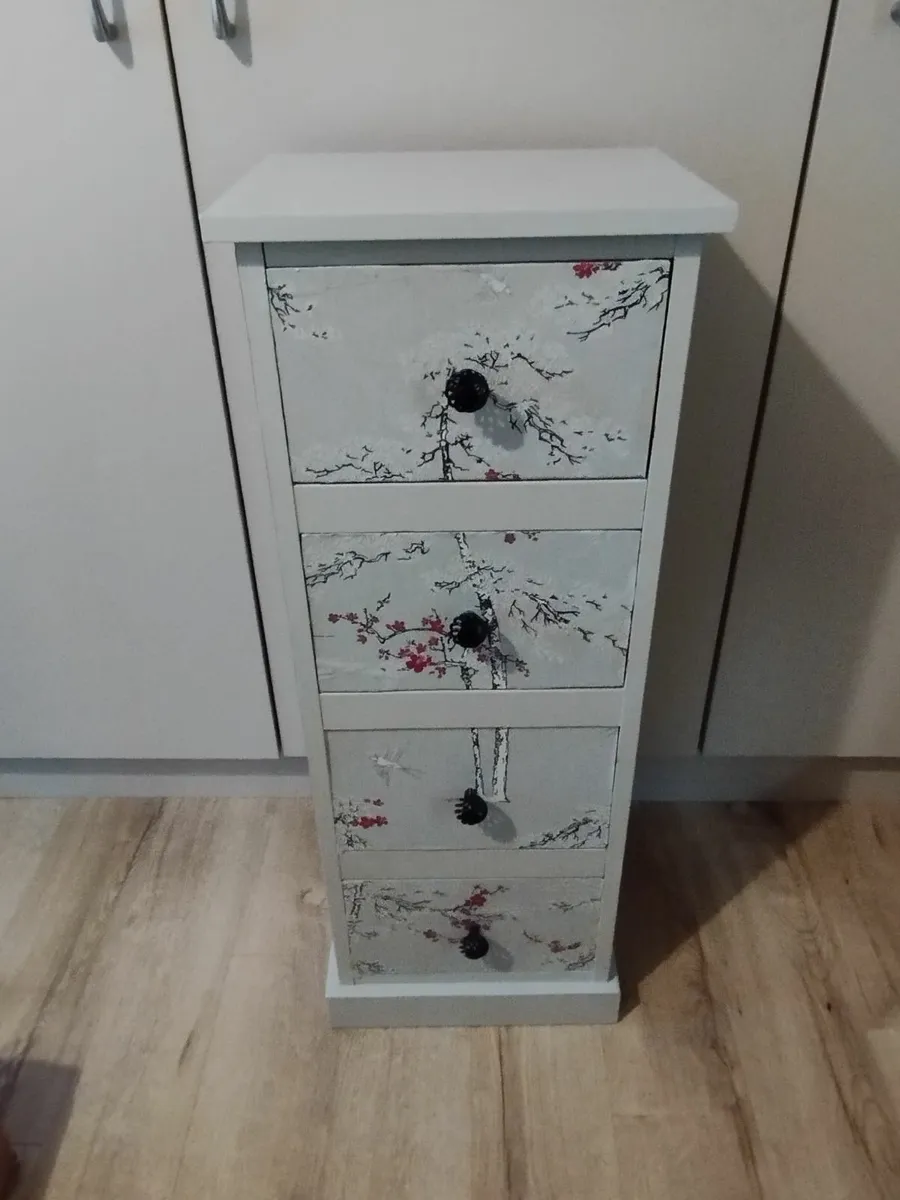 Narrow chest of drawers - Image 1