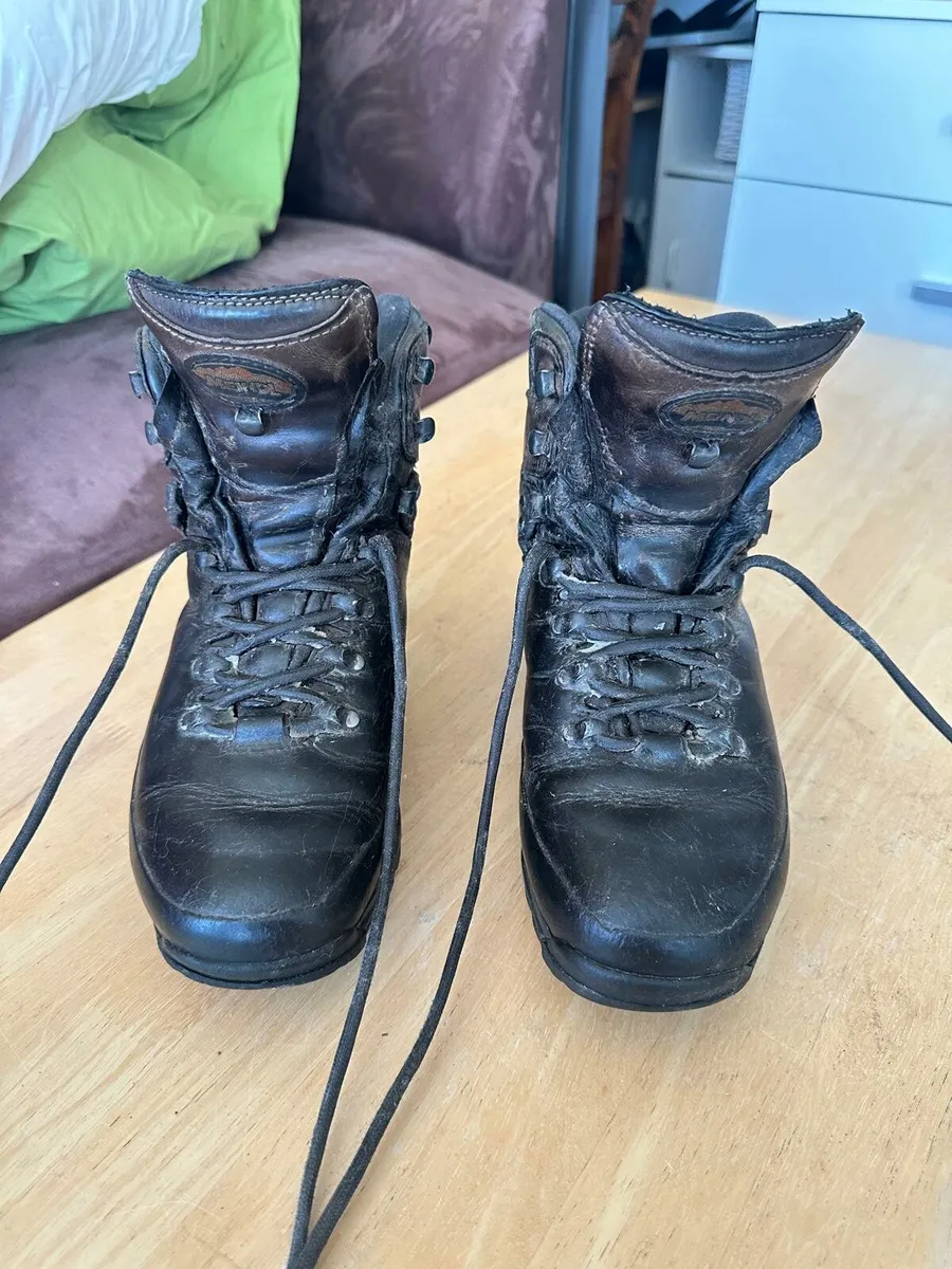 Hiking boots - Image 2