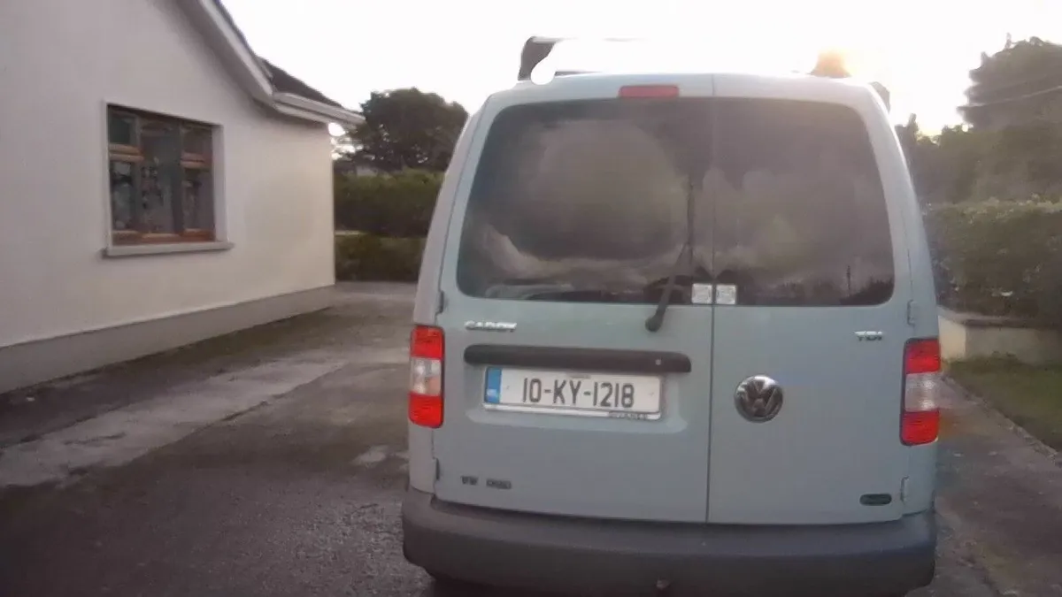 Volkswagen Caddy 2010 - Image 2