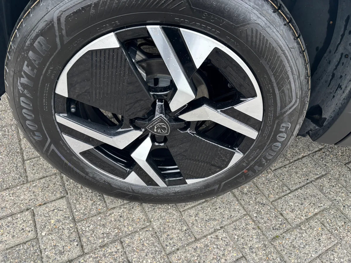 2025 Peugeot 2008 Allure Hybrid - Image 4