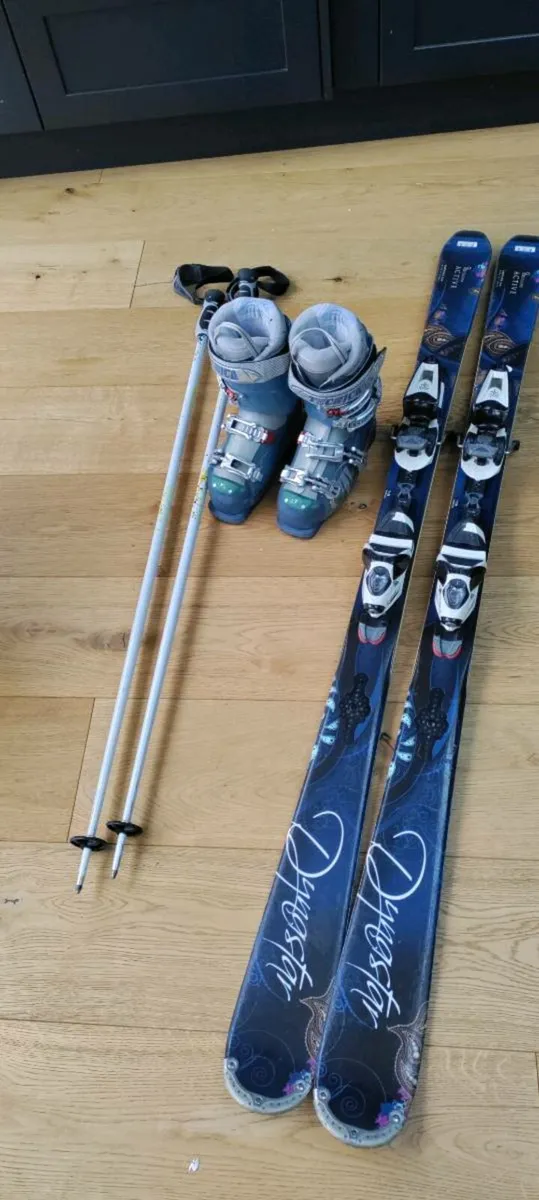 Ski boots and skis / poles - Image 1