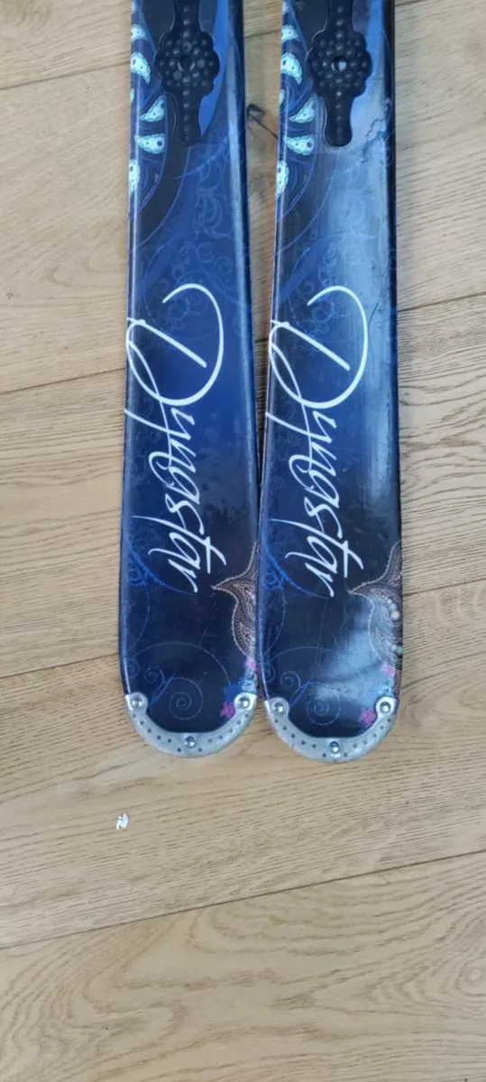 Ski boots and skis / poles - Image 2