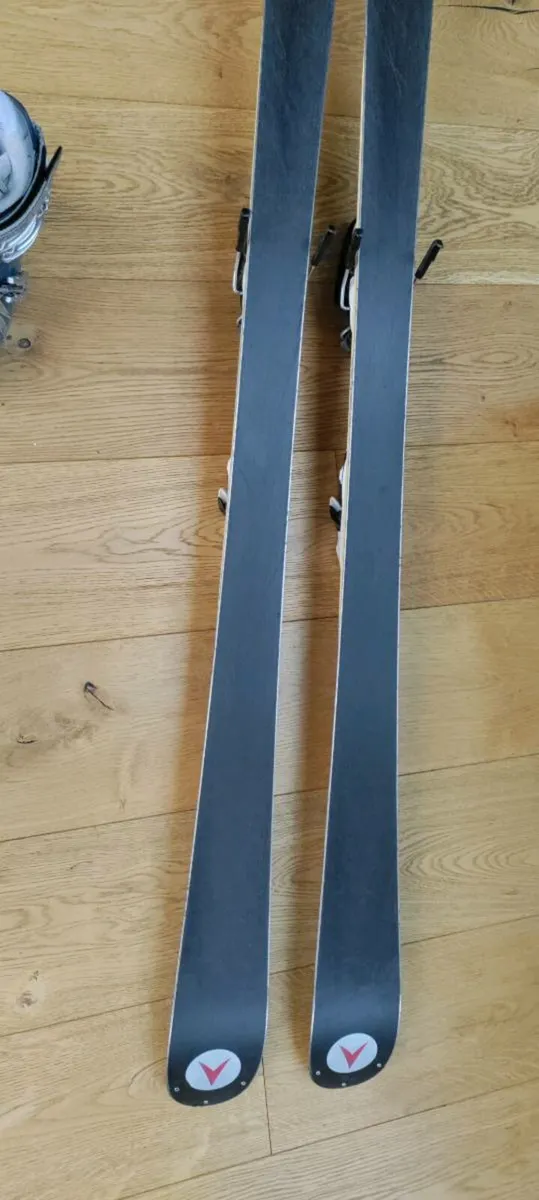 Ski boots and skis / poles - Image 3