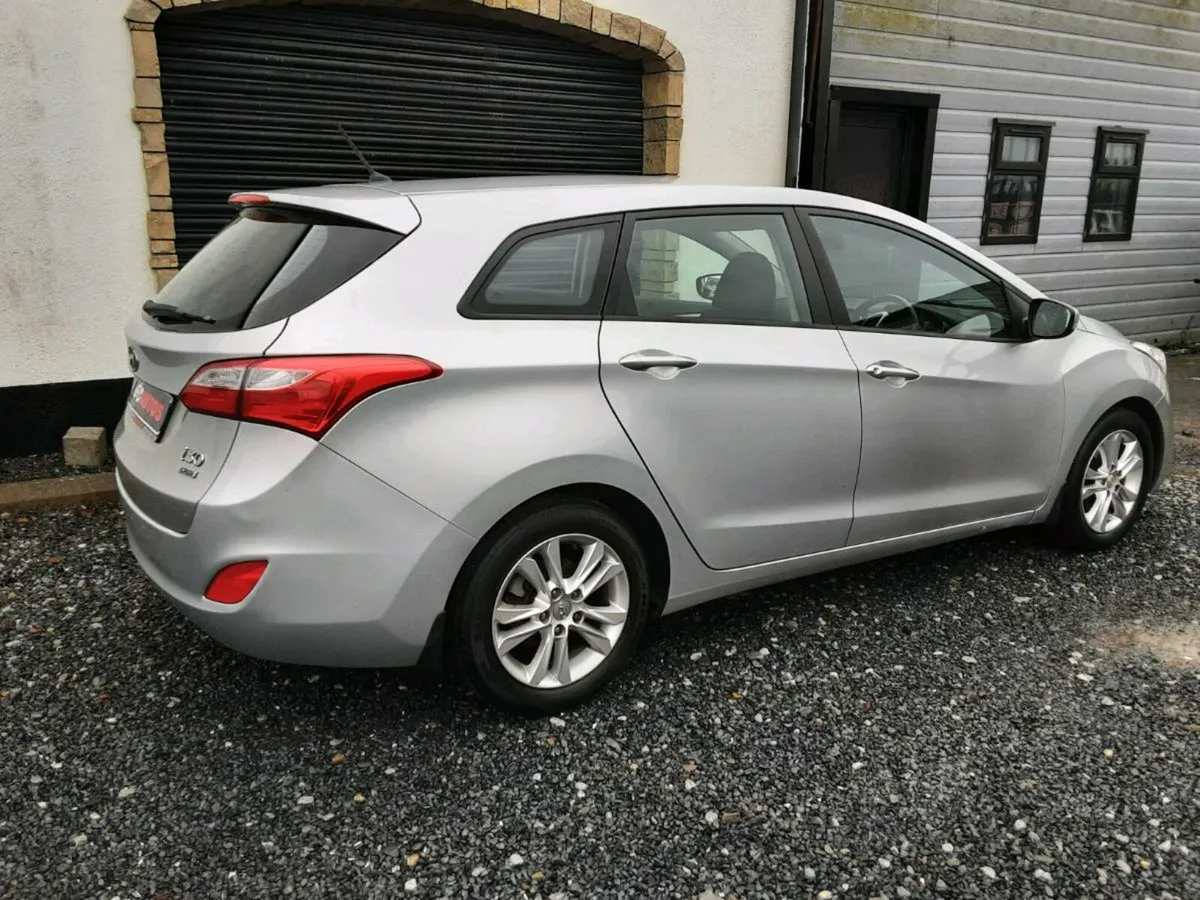 Hyundai i30 Est 2014 Diesel very low KLMs - Image 2