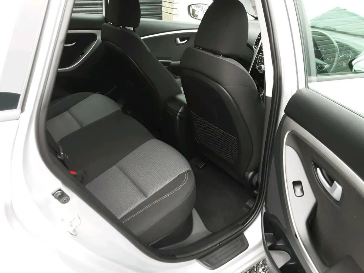 Hyundai i30 Est 2014 Diesel very low KLMs - Image 4