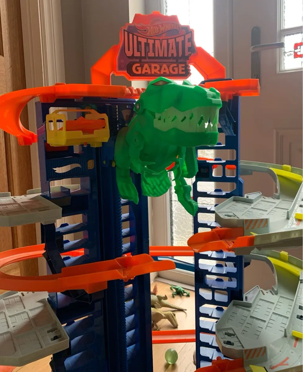 Hot Wheels city ultimate garage playset - Image 2