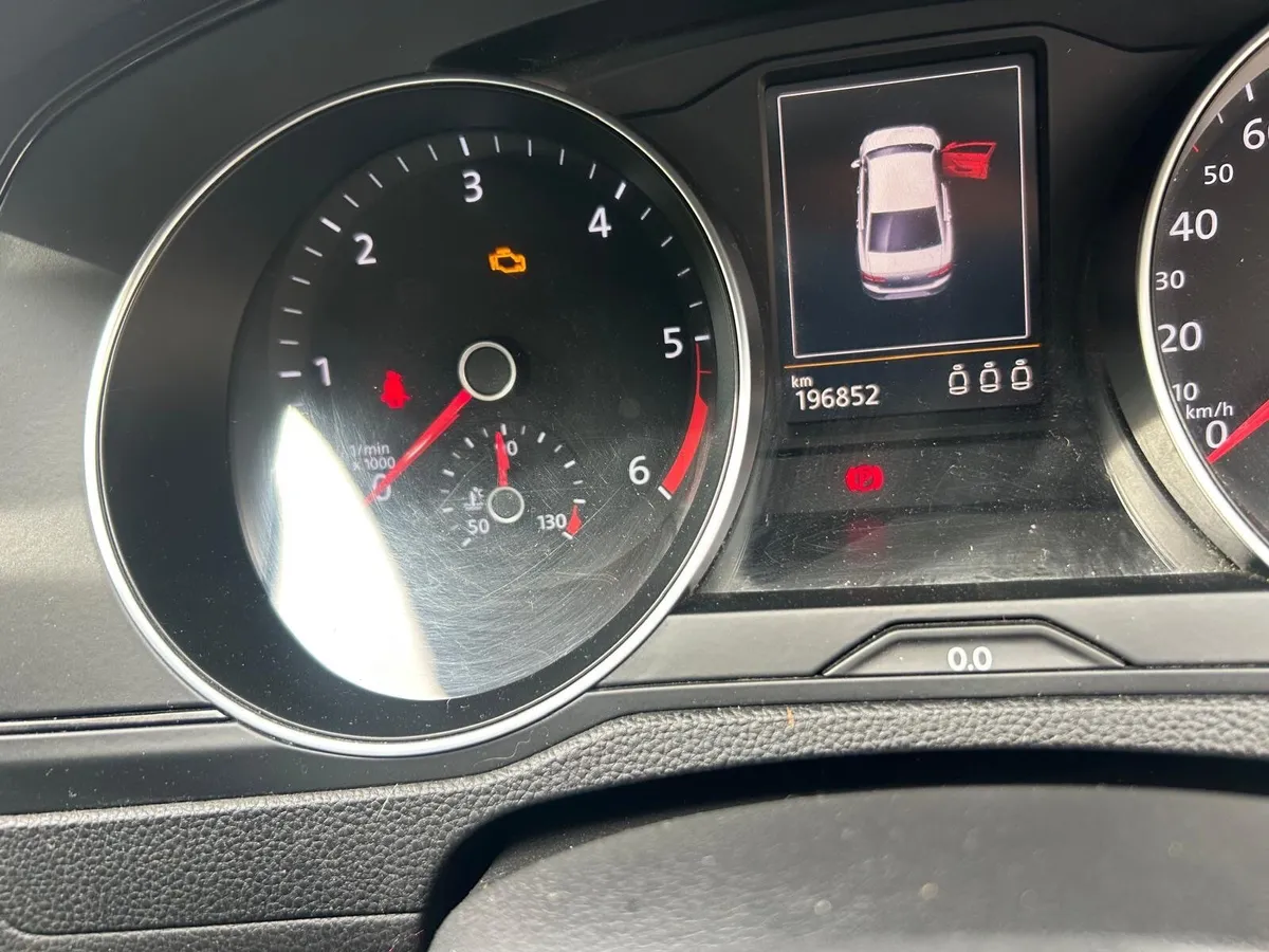 Volkswagen Passat 2016 - Image 2