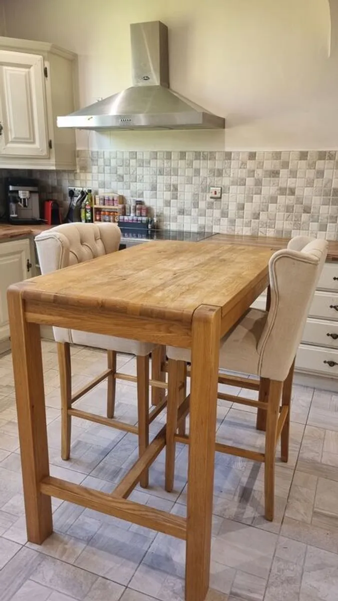 Breakfast bar and bar stools - Image 1