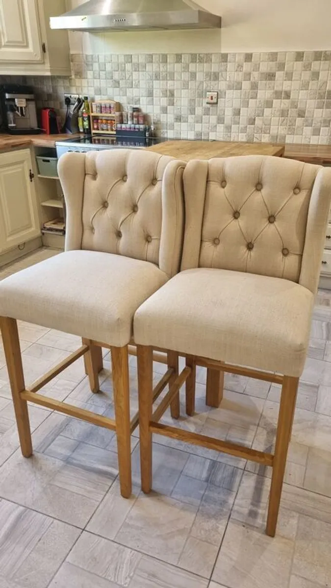 Breakfast bar and bar stools - Image 3