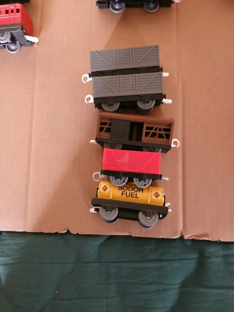 THOMAS AND FRENDS  COACHES/WAGONS - Image 1