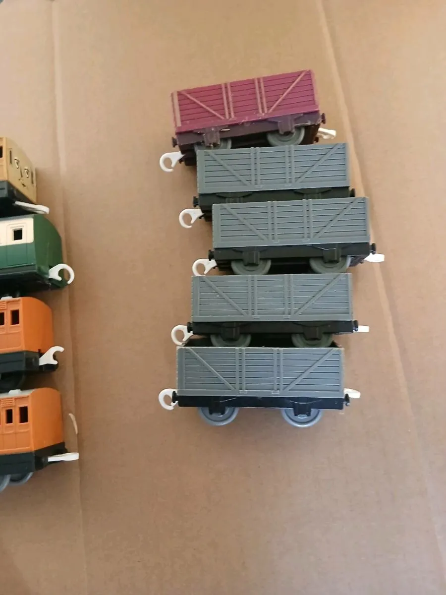 THOMAS AND FRENDS  COACHES/WAGONS - Image 3