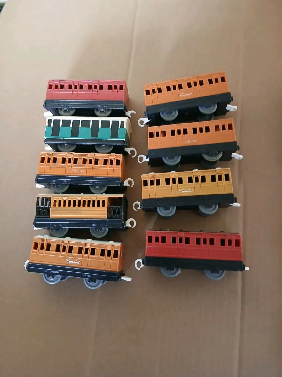 THOMAS AND FRENDS  COACHES/WAGONS - Image 4
