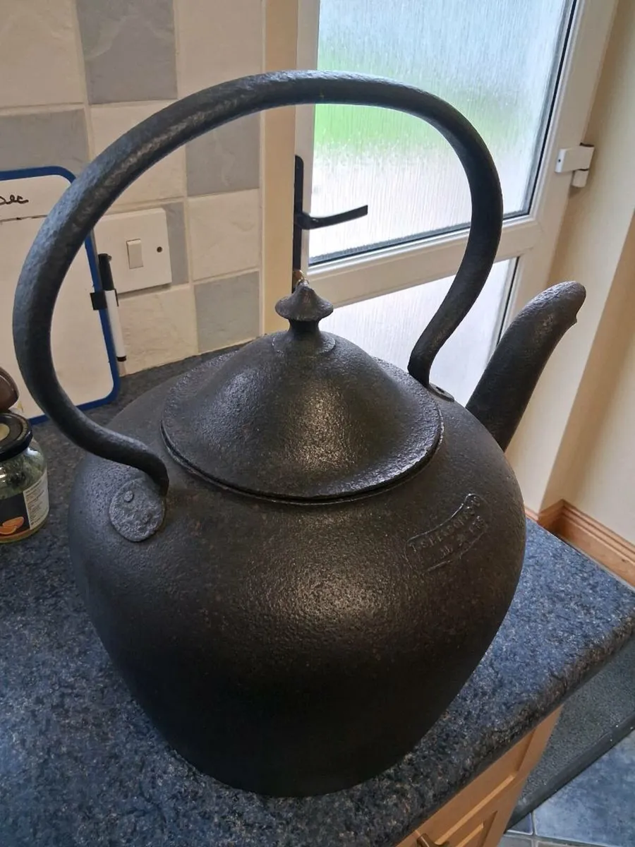 Original cast iron kettle - Image 1