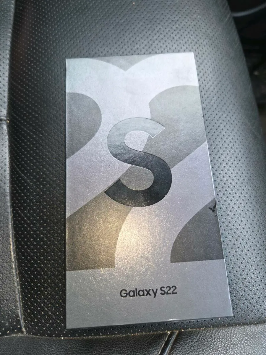Samsung S22 phone - Image 4