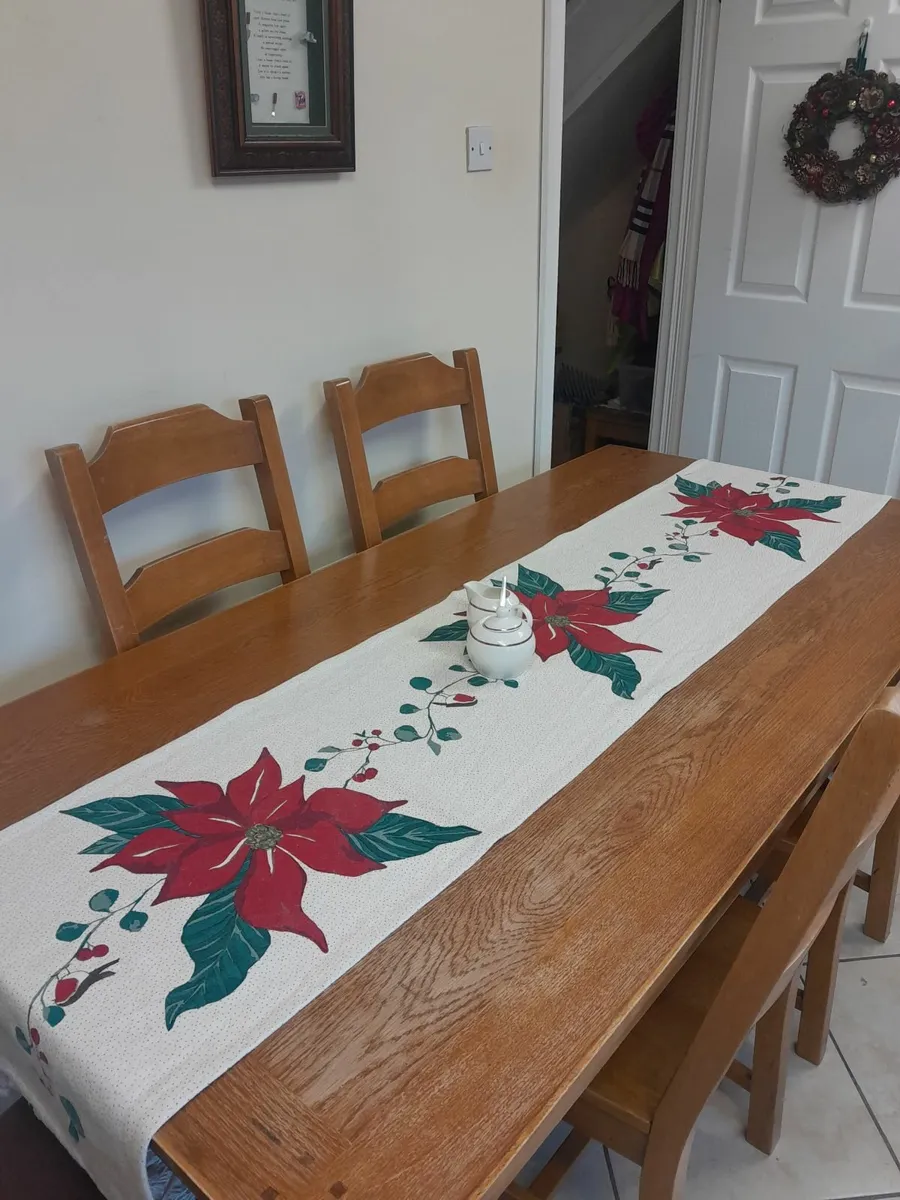 Table and chairs - Image 2