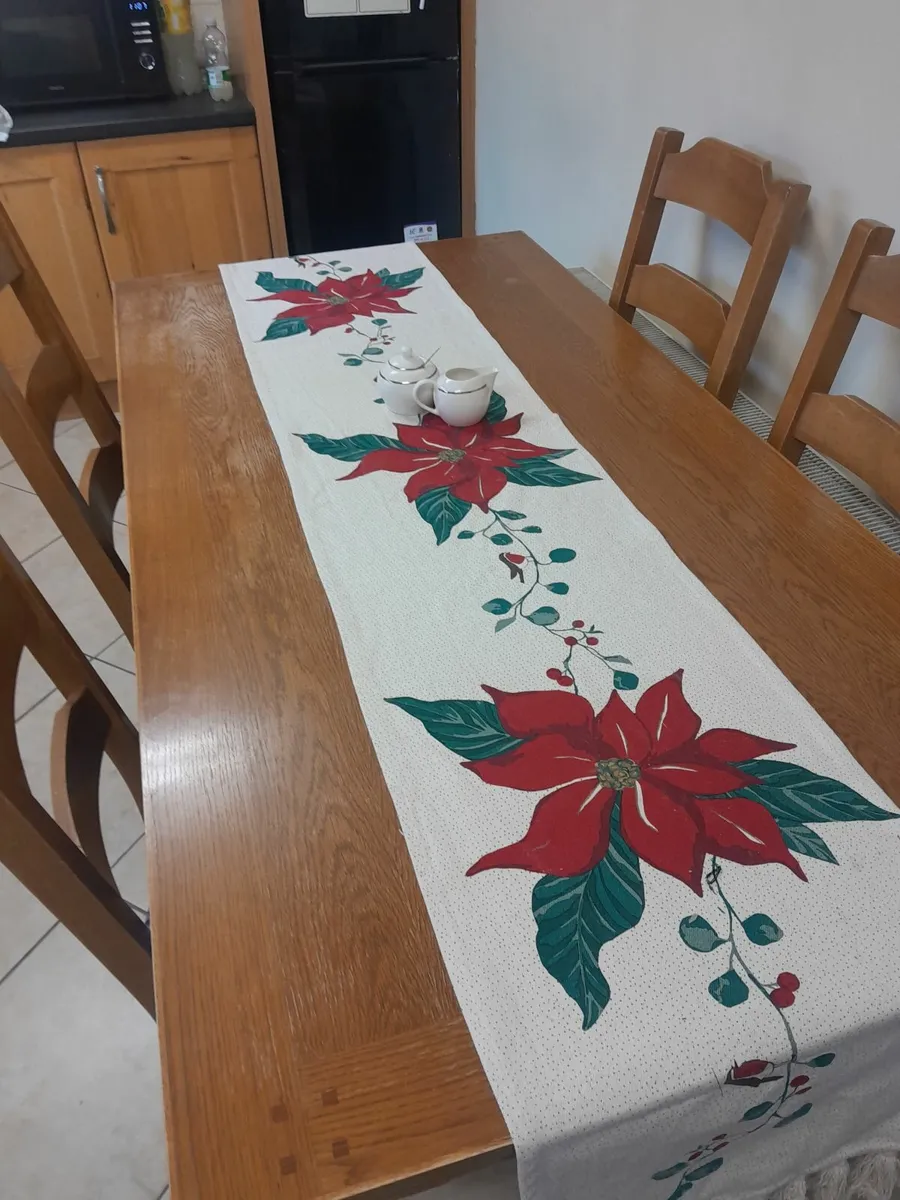 Table and chairs - Image 3