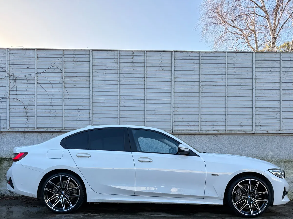 BMW 3-Series 2021 SE PRO AUTO UPGRADED 20" ALLOYS - Image 2
