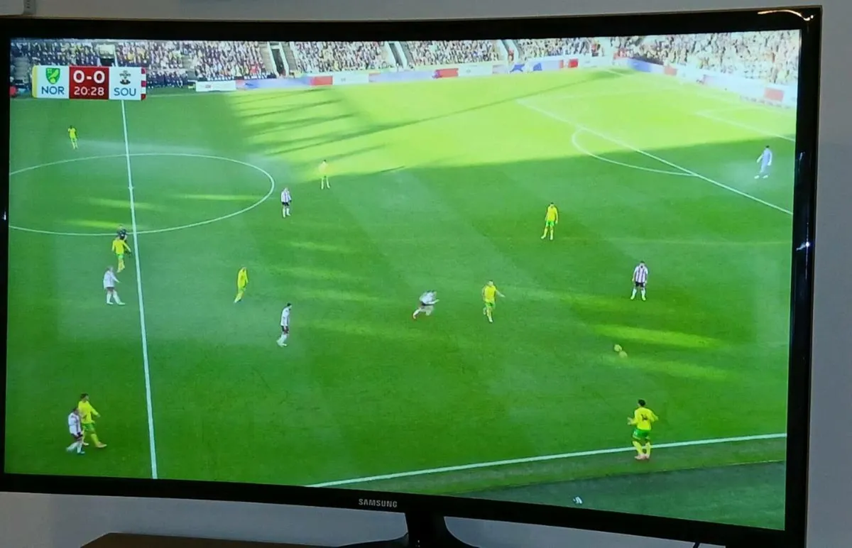 Samsung 32'' Curved Smart TV - Image 3