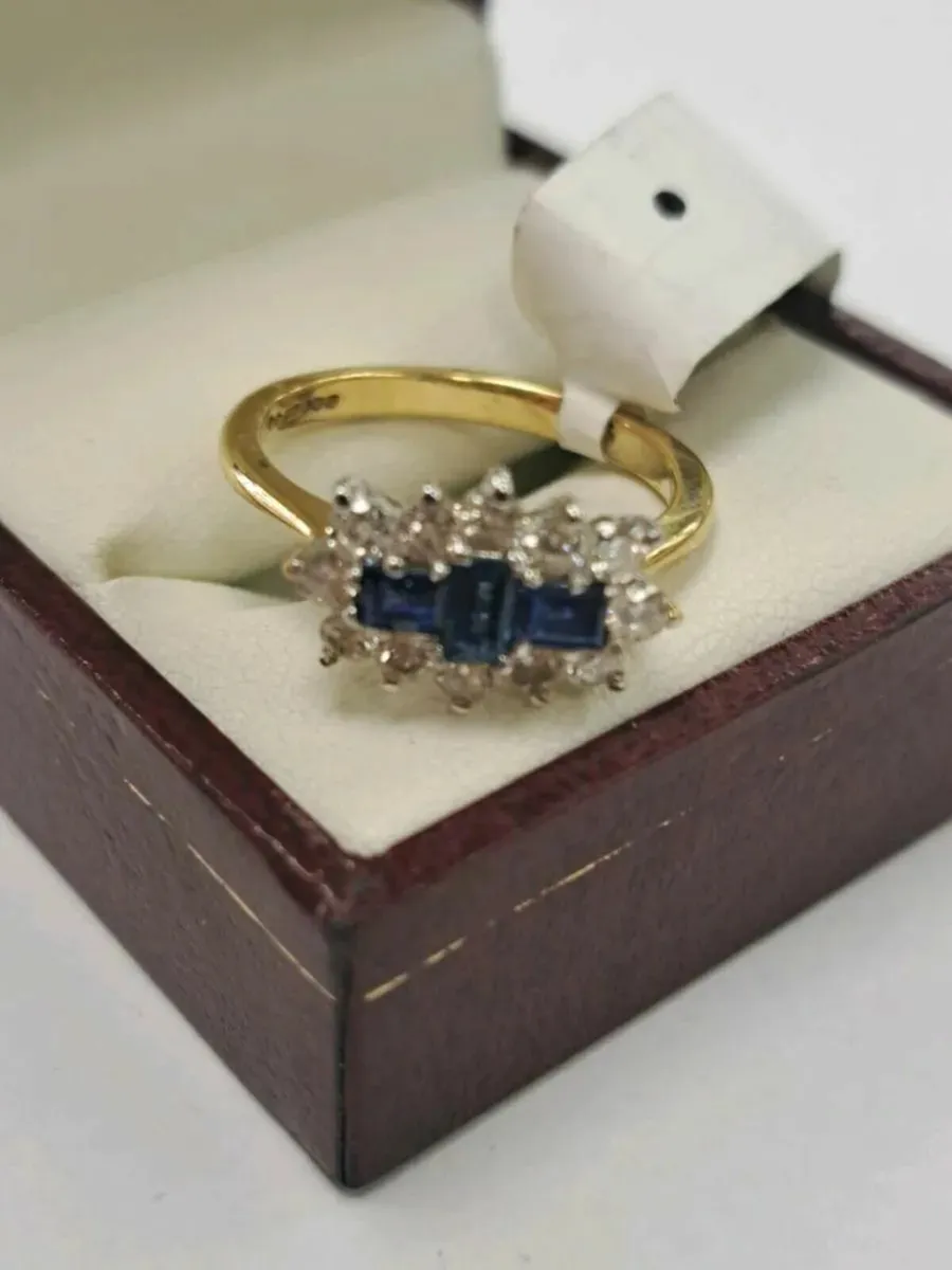 18k Diamond and sapphire ring 18CT - Image 1