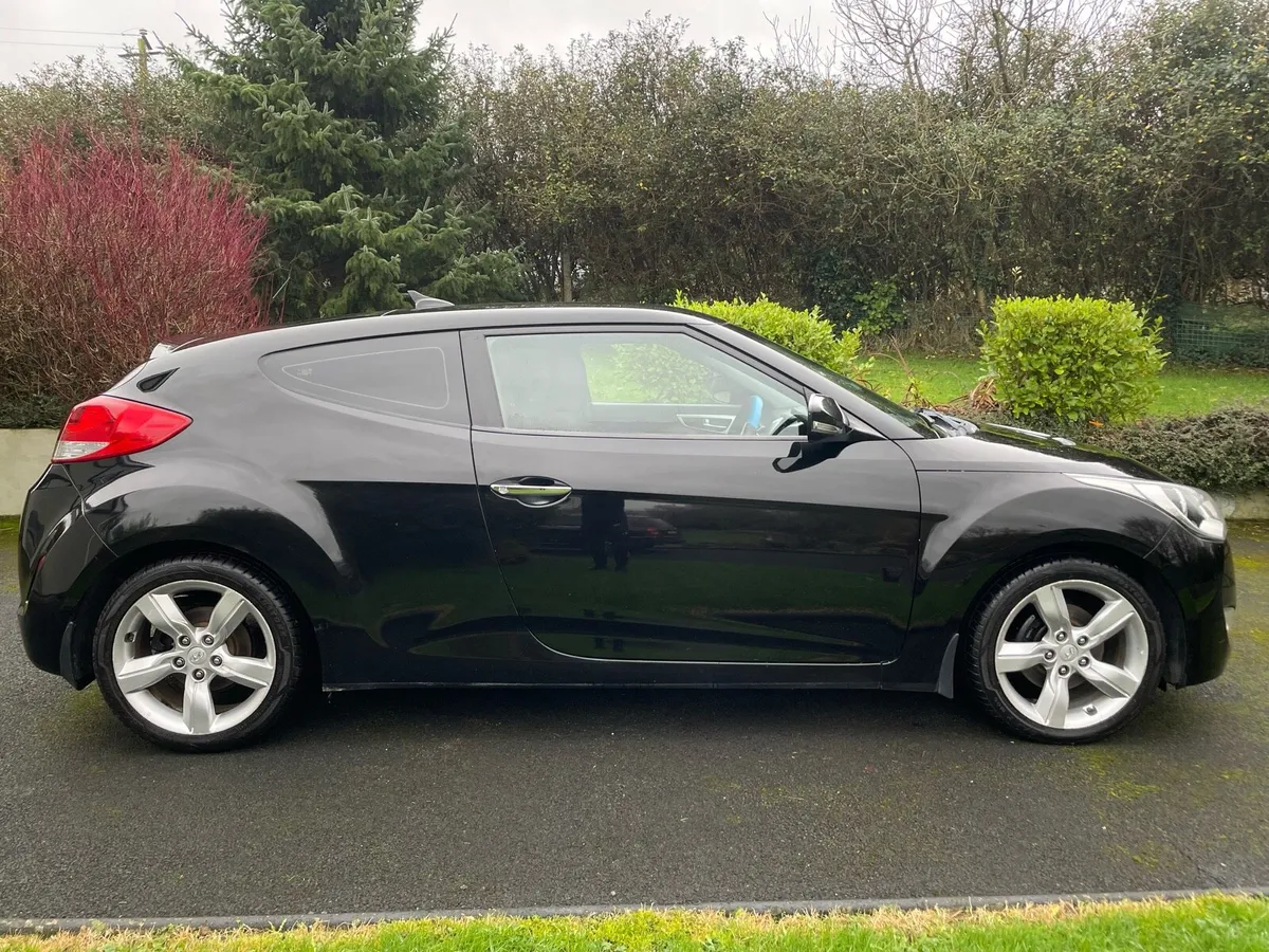 2012 Hyundai veloster - Image 2