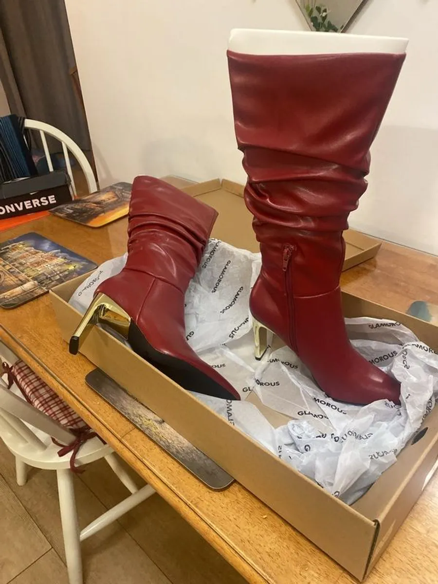 Glamorous ruched knee boots with gold heel in burgundy - Image 2