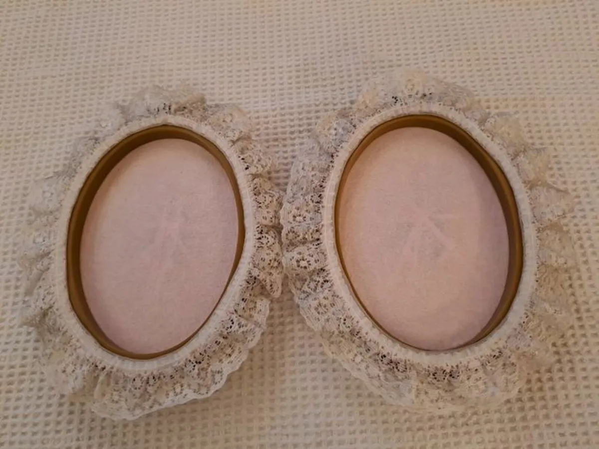 Wall art satin and lace - Image 2