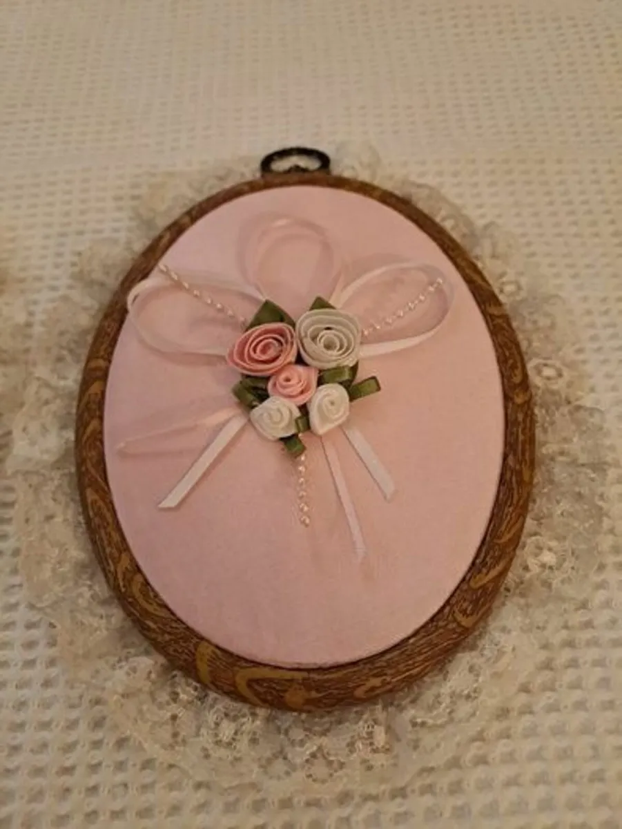 Wall art satin and lace - Image 3