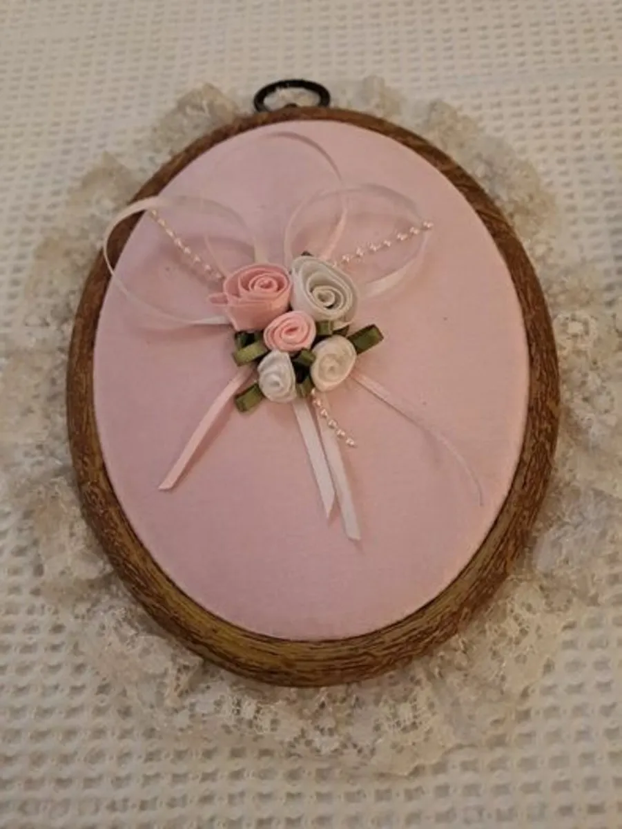 Wall art satin and lace - Image 4