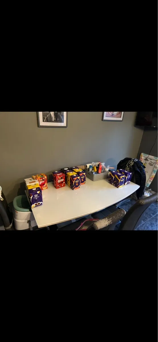 Table and 4 chairs - Image 1