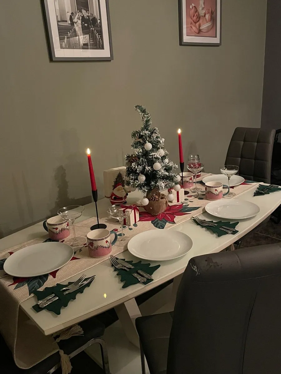 Table and 4 chairs - Image 2