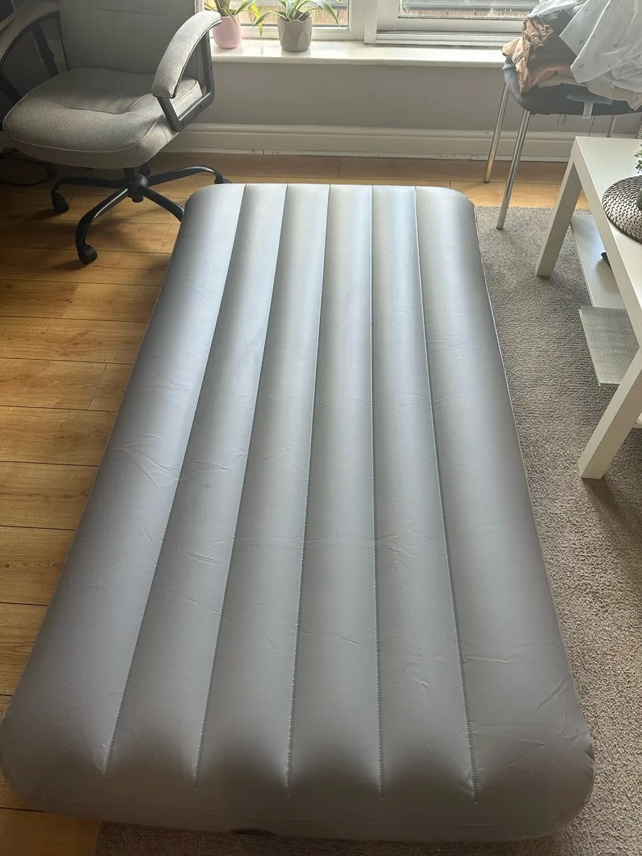 Individual inflatable mattress