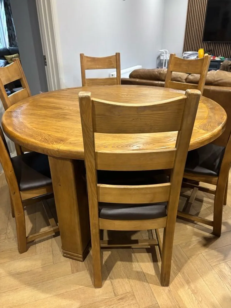 5ftSolid Oak Round Dining Table & 6 Brown leather seated chairs - Image 1
