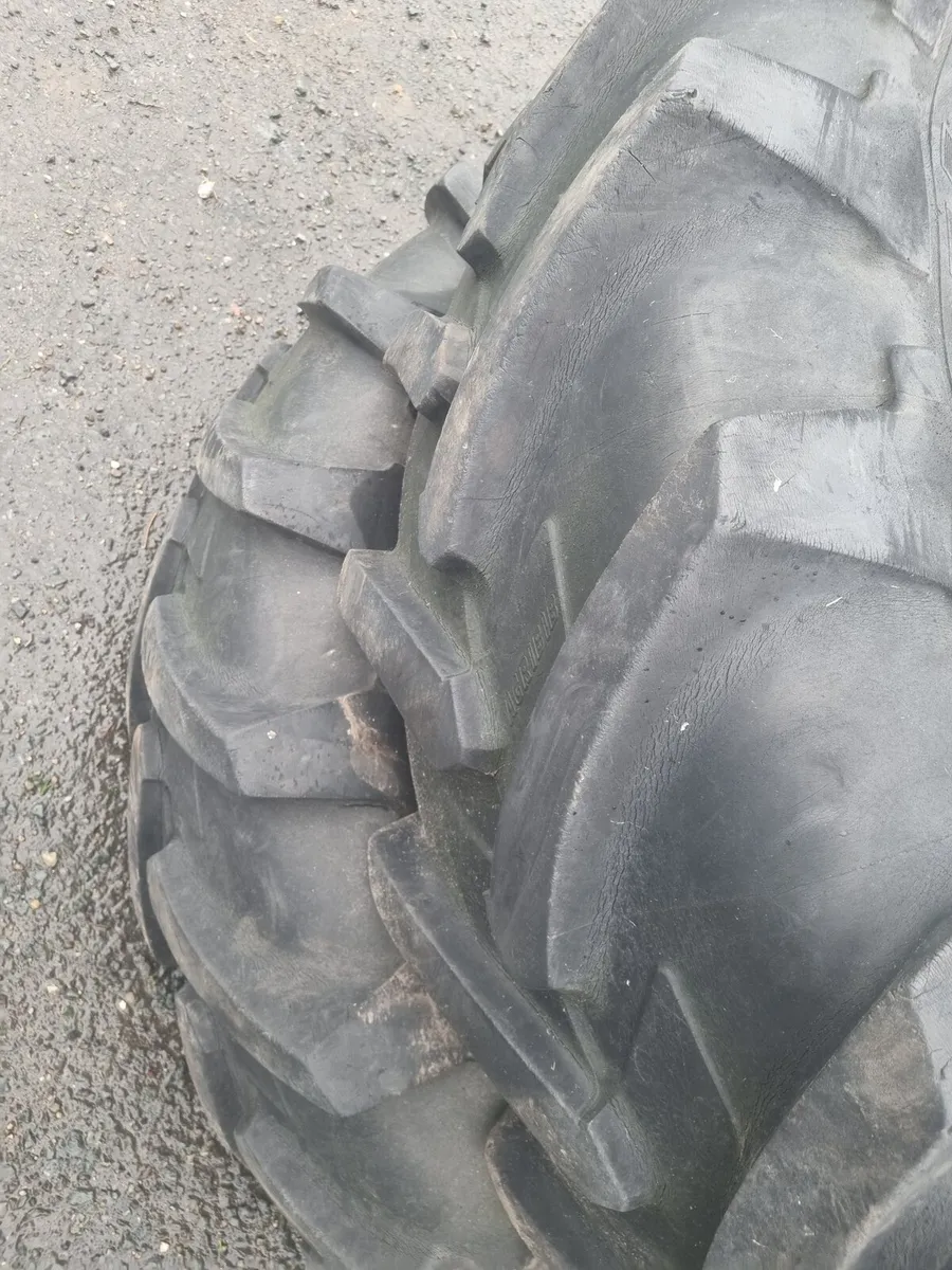 18 x 34 pair tyres 70 percent grip - Image 2
