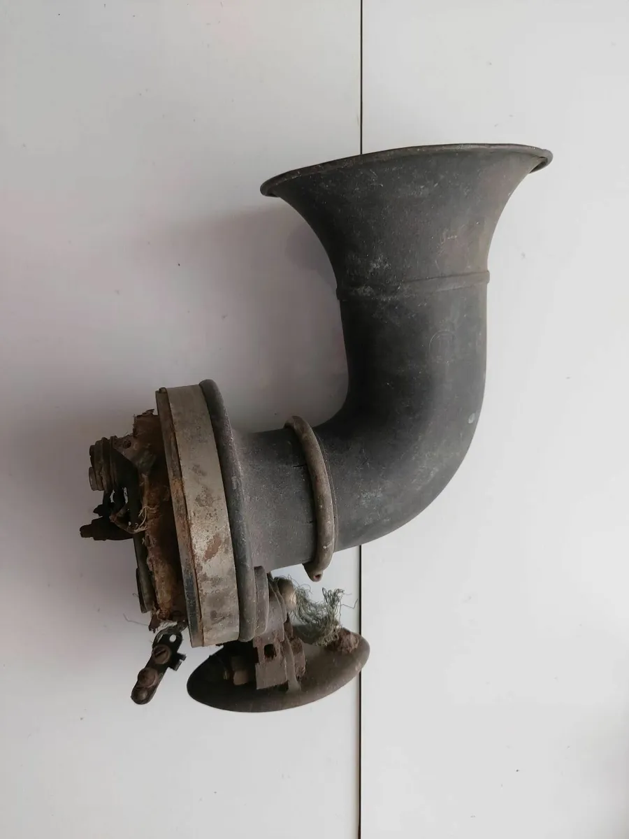 1920s 1930s Robert Bosch Trumpet horn- Delivery - Image 1