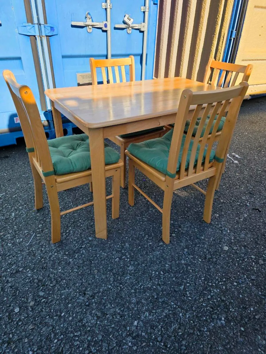Table and 4 chairs - Image 1