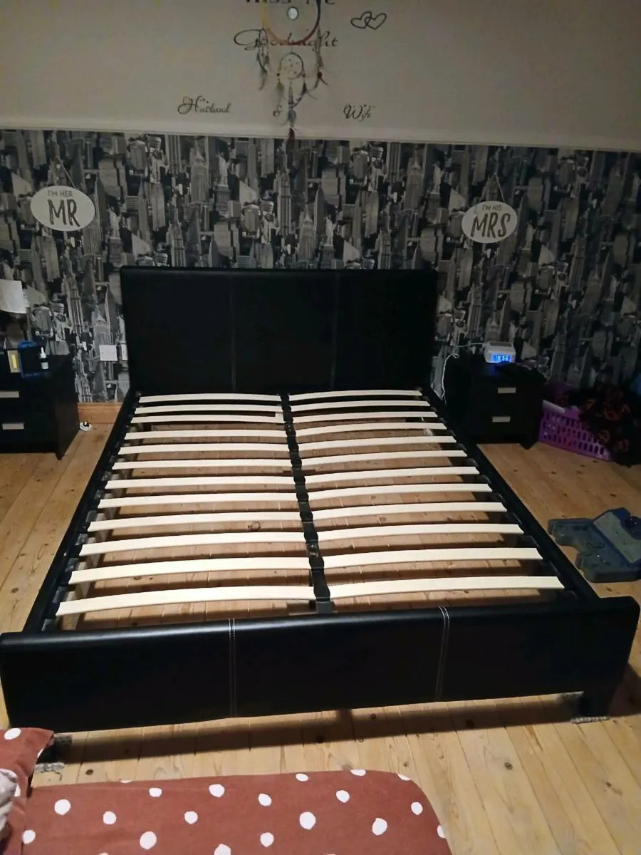 King size bed - Image 1