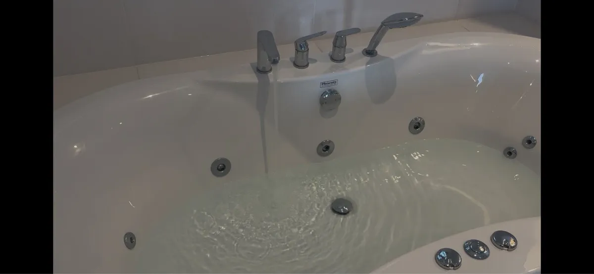 Phoenix jacuzzi Whirlpool bath - Image 1