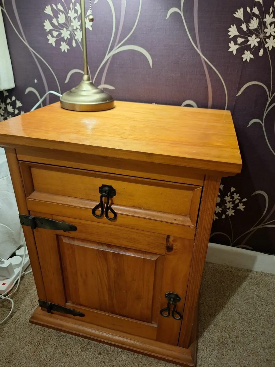 Beside lockers / drawers - Image 2