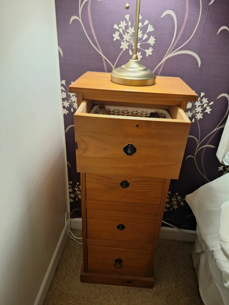 Beside lockers / drawers - Image 3