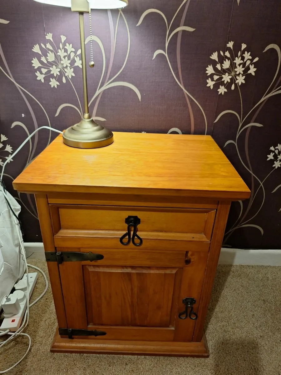 Beside lockers / drawers - Image 4