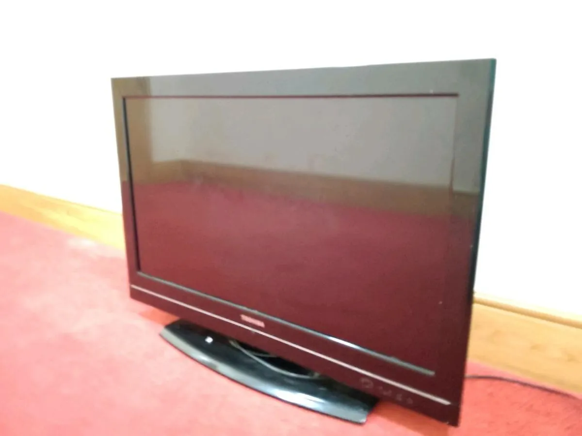 Toshiba 32BV501B 32-inch LCD TV - Image 1