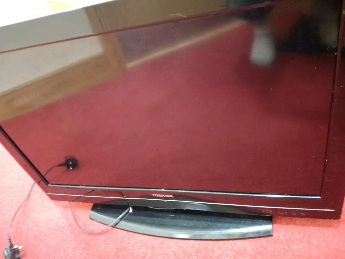 Toshiba 32BV501B 32-inch LCD TV - Image 3