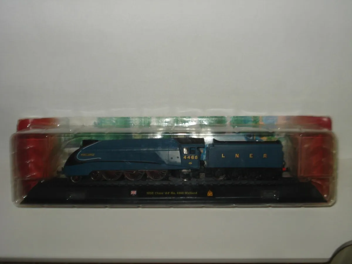 STATIC DISPLAY BLUE MALLARD MODEL RAILWAY ENGINE. - Image 2