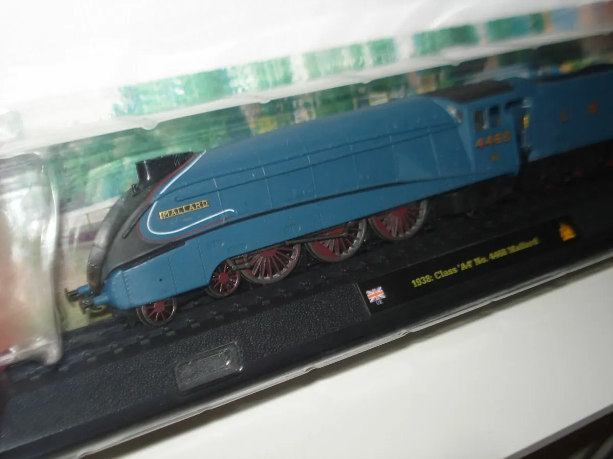 STATIC DISPLAY BLUE MALLARD MODEL RAILWAY ENGINE. - Image 1
