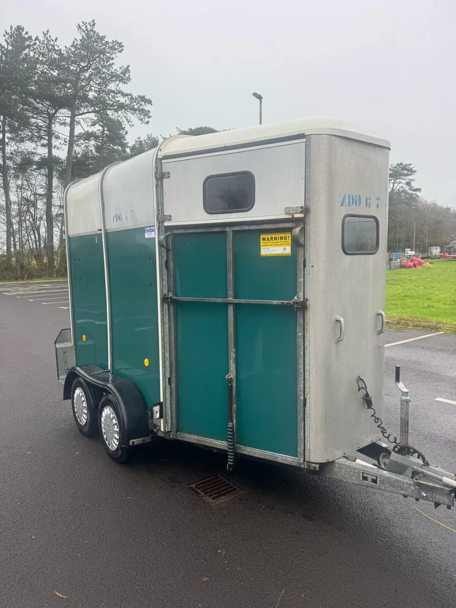 Ifor Williams HB505 Horse Box - Image 1